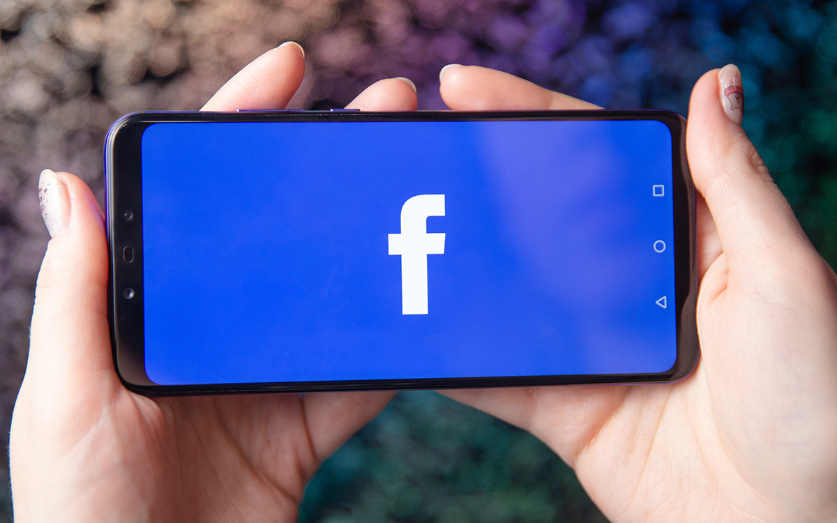 Logo_Facebook_sur_smartphone.jpg