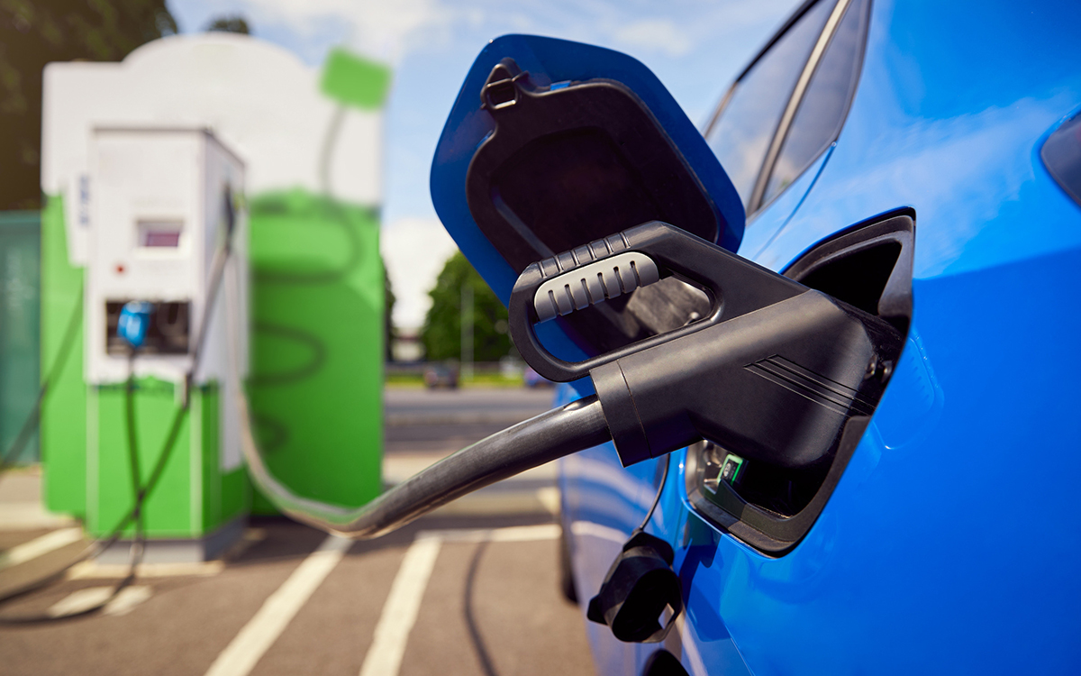 voiture_electrique_recharge.jpg