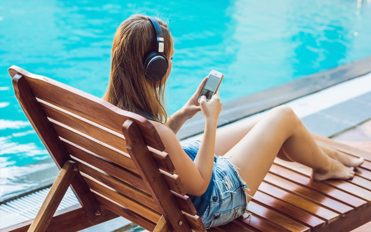 smartphone-chaleur-femme-piscine.jpg