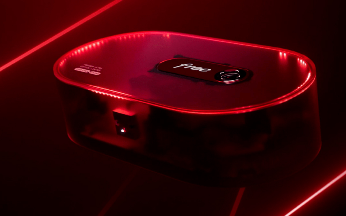 Freebox_Ultra_rouge_1.jpg