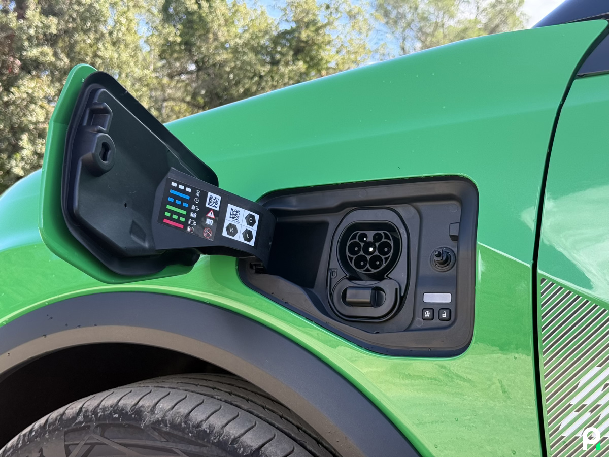 R5-E-Tech-Detail-exterieur-8.jpg