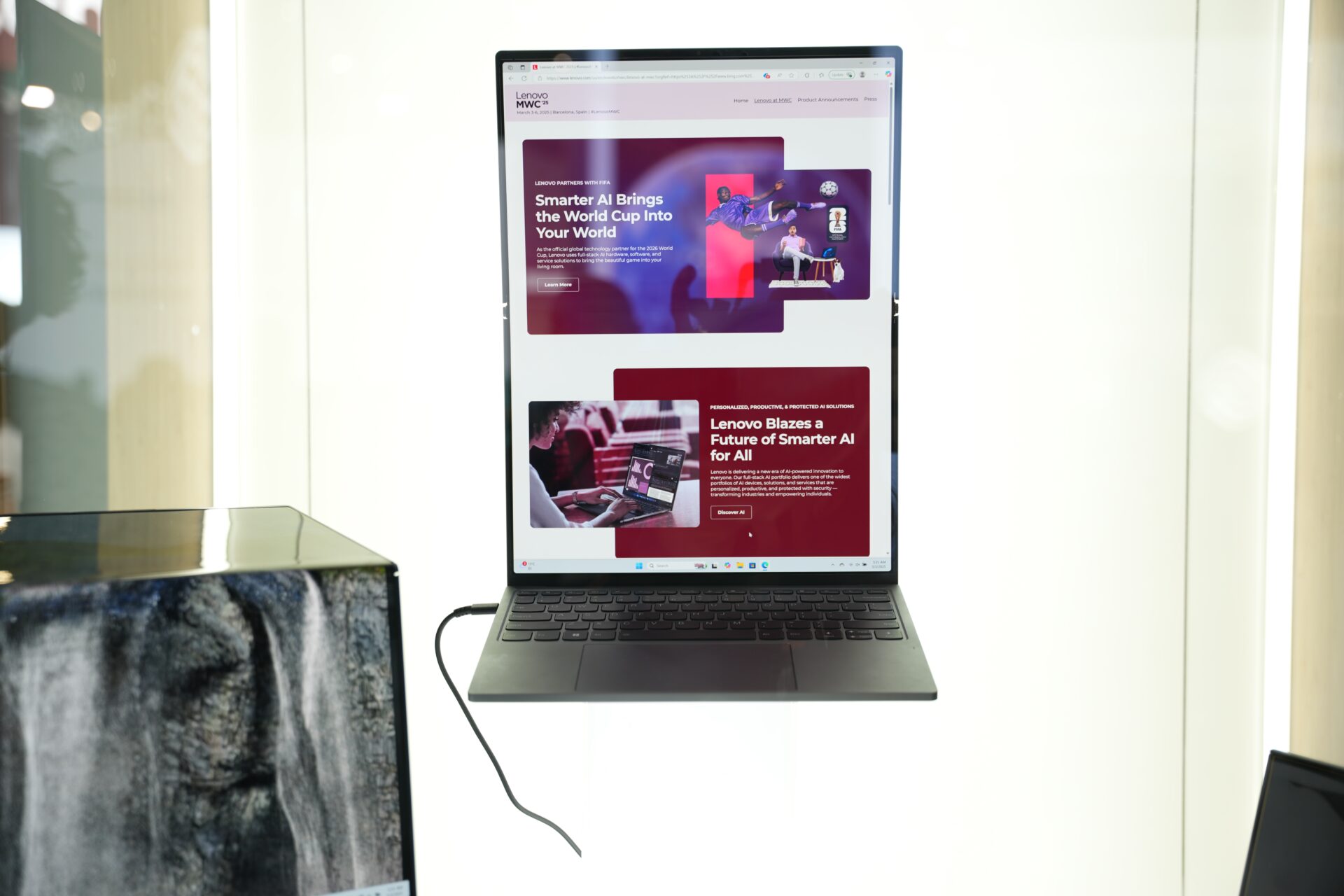 MWC-2025-Lenovo-ThinkBook-Flip-2.jpg