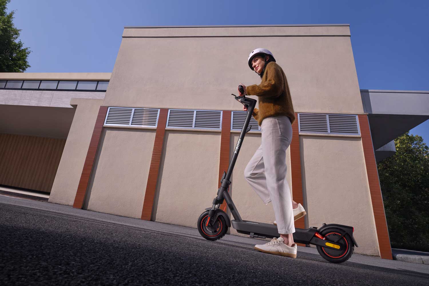 Xiaomi-Electric-Scooter-5-Max-Ramp-parking.jpg