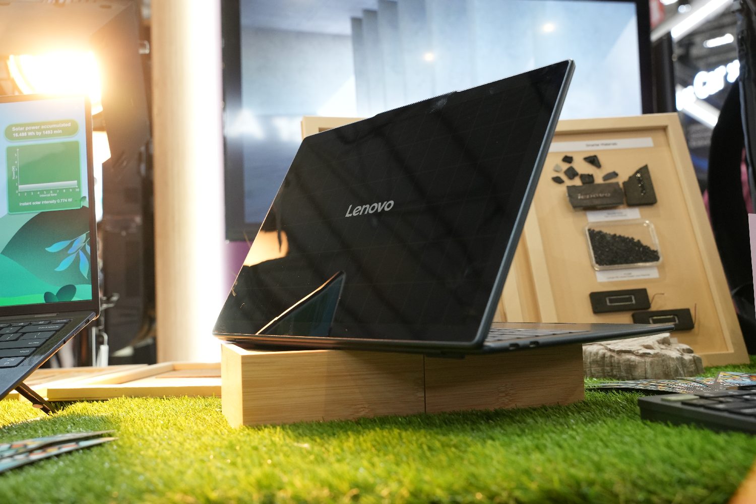 MWC-2025-Lenovo-Yoga-Solar.jpg