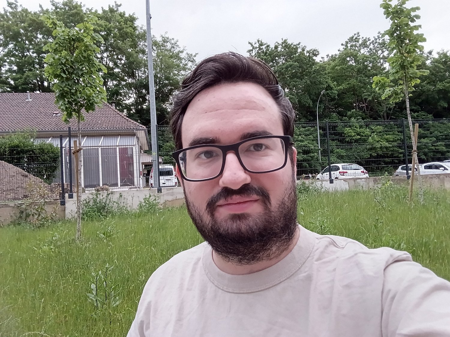TCL-60-SE-NXTPAPER-Selfie.jpg
