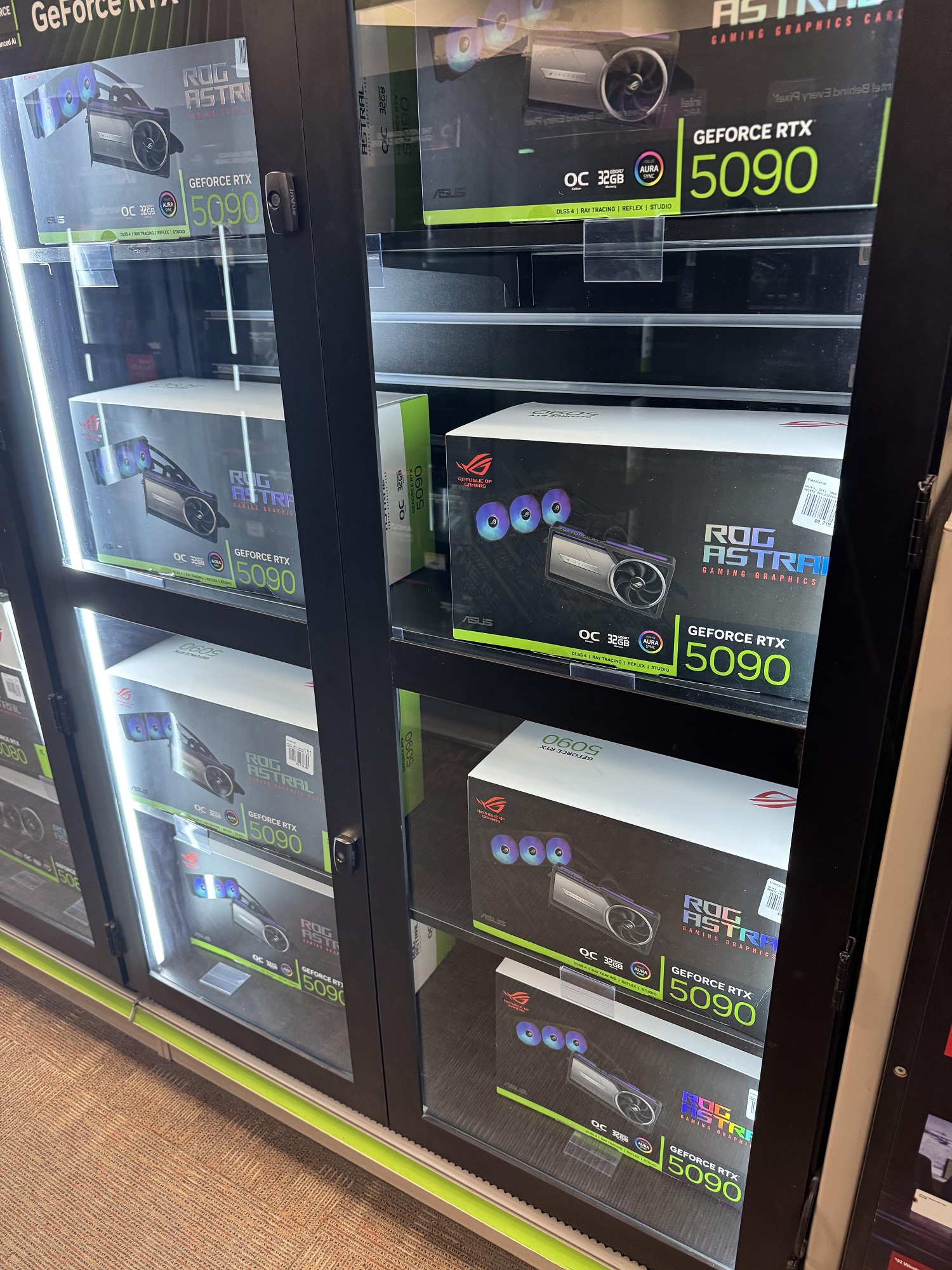 ASUS-ASTRAL-LC-RTX-5090-Microcenter-Dallas.jpg