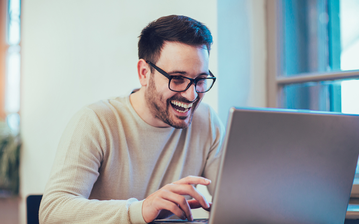 Homme_souriant_devant_son_PC.jpg